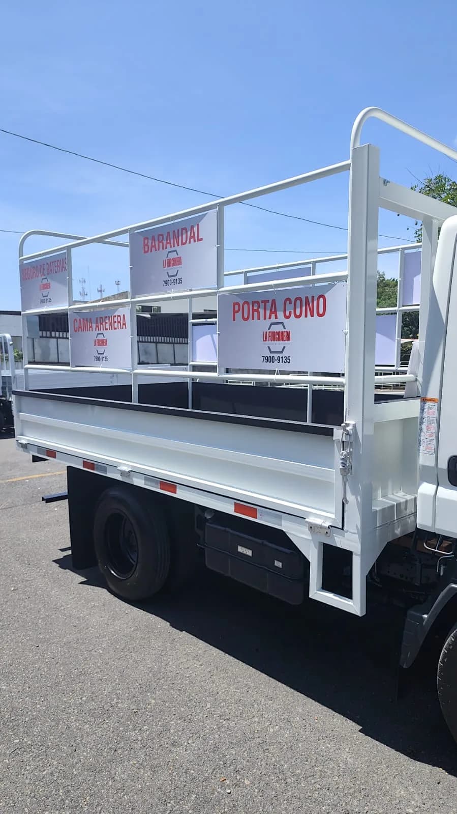 Barandal en un camión Fuso fabricado por La Furgonera