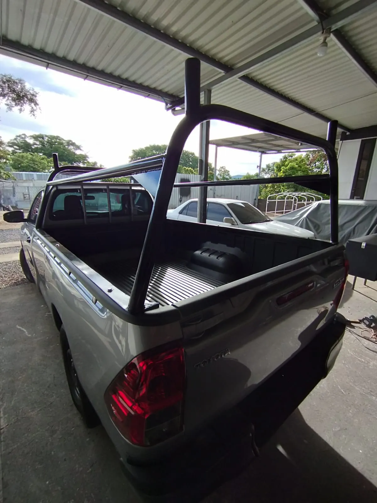 Barandal Toyota Hilux visto desde atrás