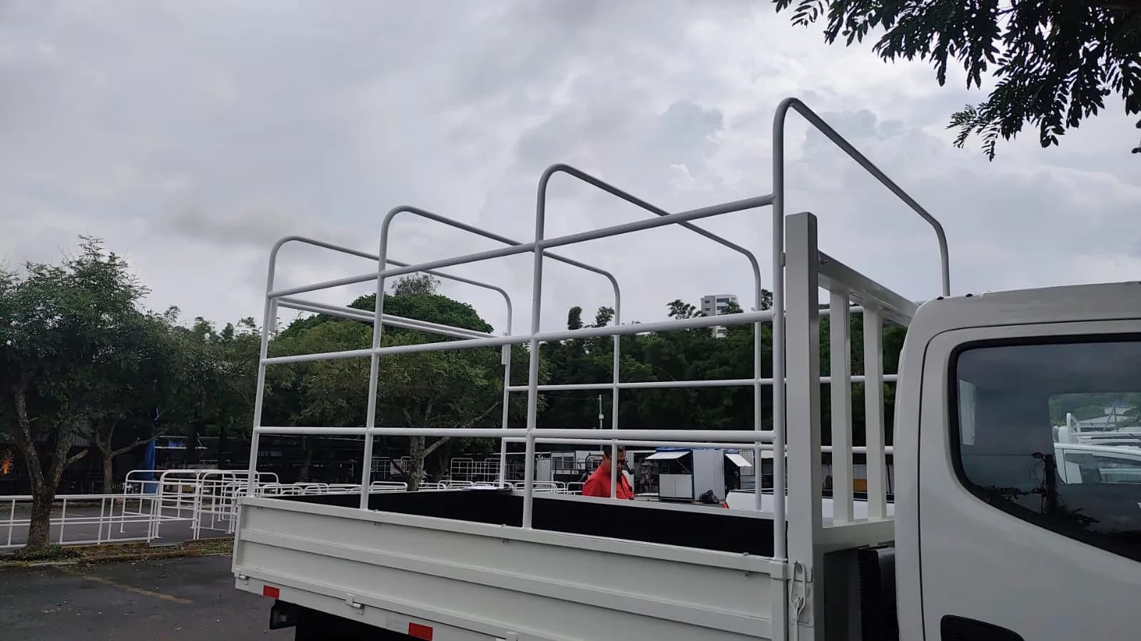 Barandal en un camión Hino 300 fabricado por La Furgonera