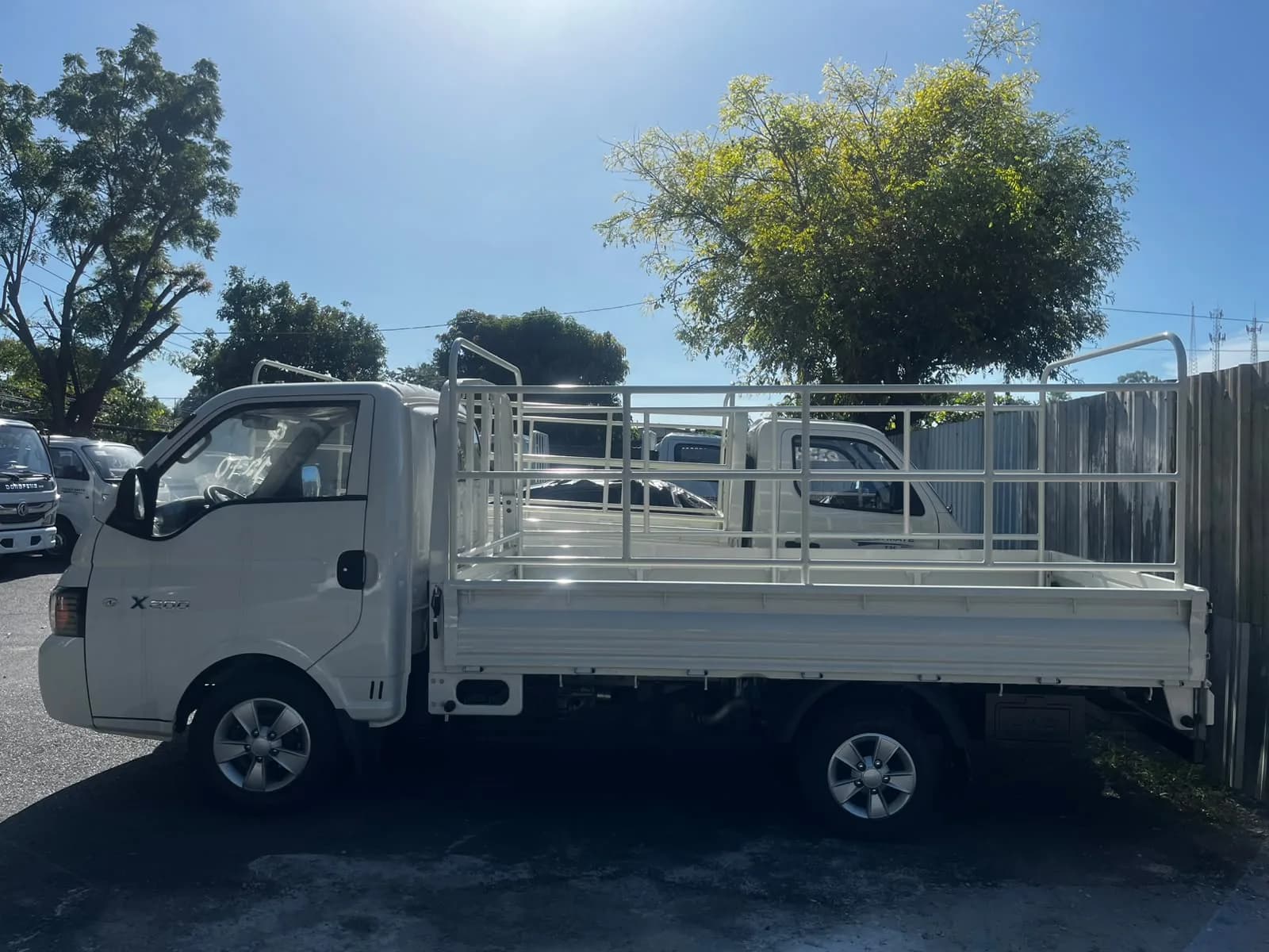 Barandal en un camión JAC fabricado por La Furgonera