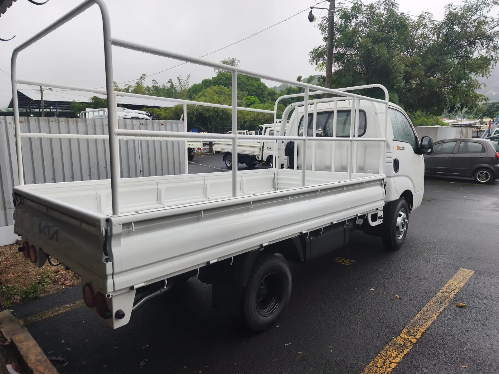 Barandal en un camión Kia K3000 fabricado por La Furgonera