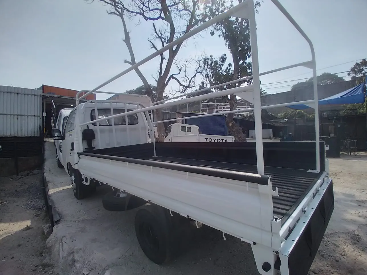 Barandal en un camión Kia K3000 fabricado por La Furgonera