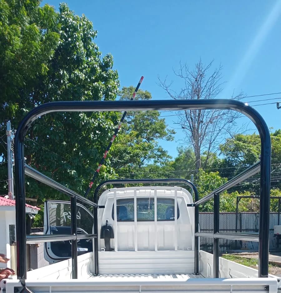 Caballete para vidrio y perfiles sobre un camión, fabricado por La Furgonera