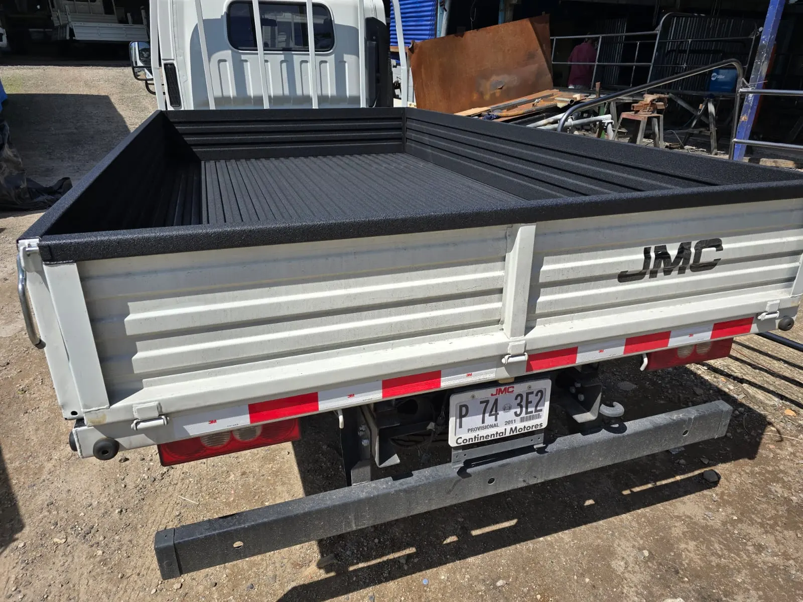Cama arenera fabricada por La Furgonera en un camión JMC