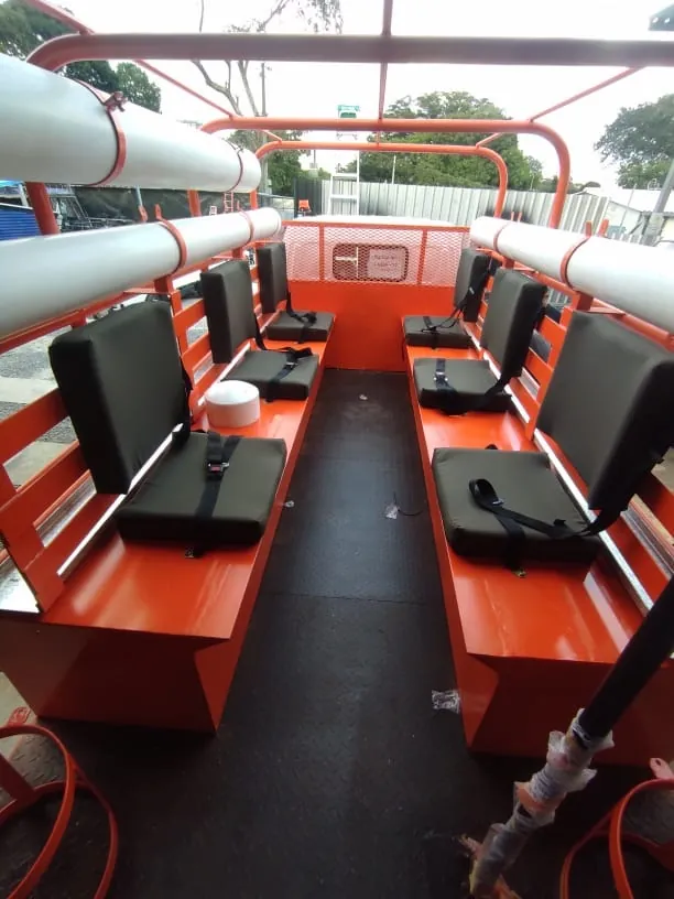 Interior de camión Hino con asientos