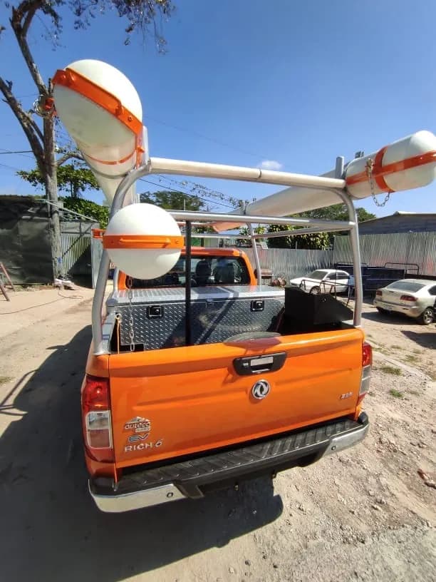 Pick-up eléctrico visto desde atrás