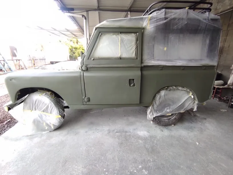 Land Rover en proceso de pintura