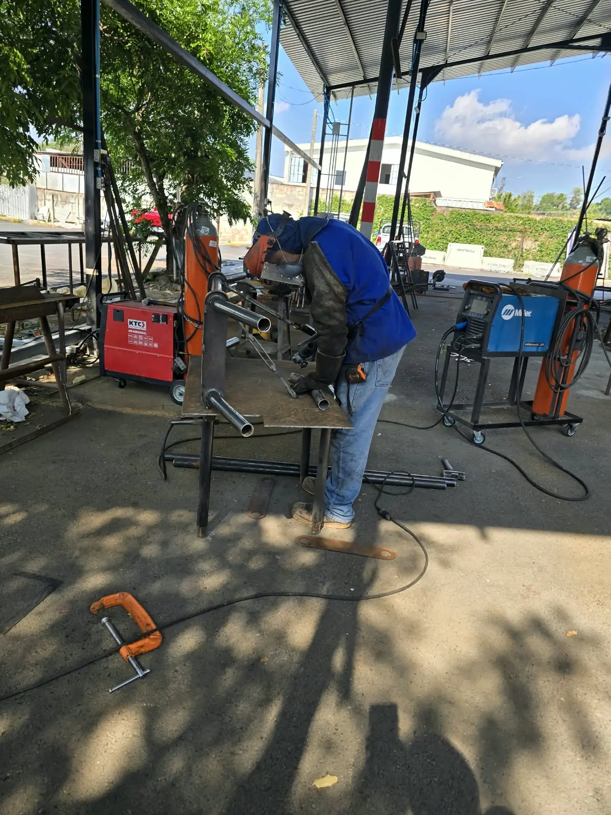 Técnico de La Furgonera soldando una estructura metálica en el taller