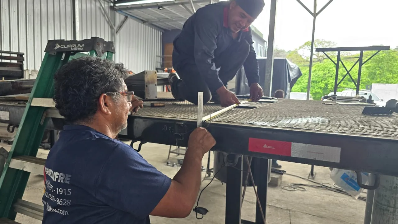 Medición del armado de una plataforma en el taller